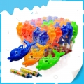Mielas plastikinis žaislas delfinui su presuotais saldainiais 