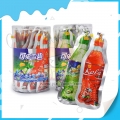 Skanūs kolos ir „Sprite“ skonio saldainių milteliai stiklainyje 